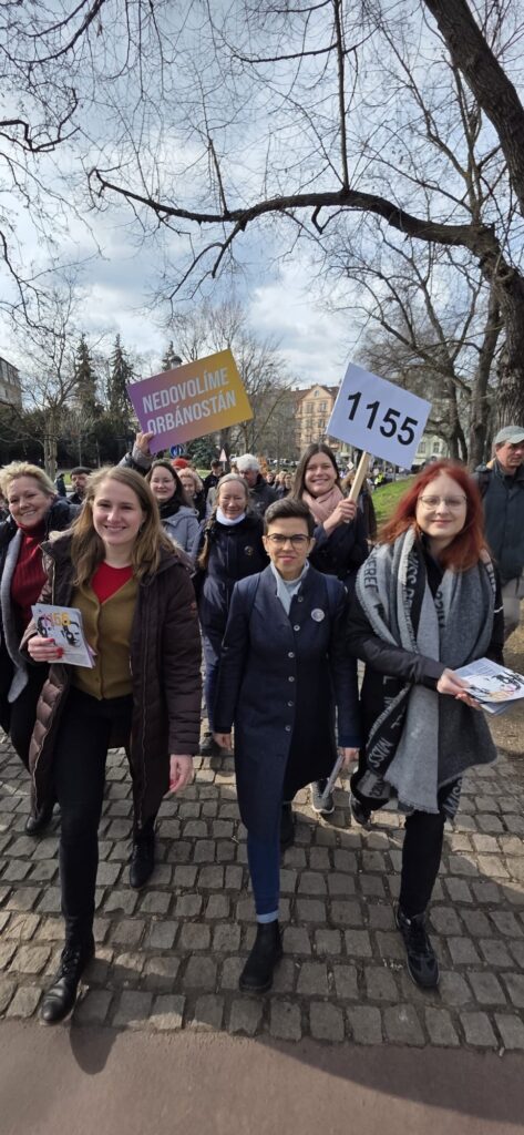 Je za 5 minut 12: v oblasti ekonomiky i demokracie